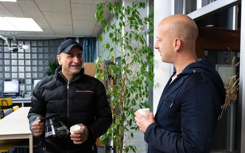 Jeroen Geertsma (r.), maatschappelijk werker bij de christelijke stichting House of Hope, in gesprek. beeld RD, Anton Dommerholt