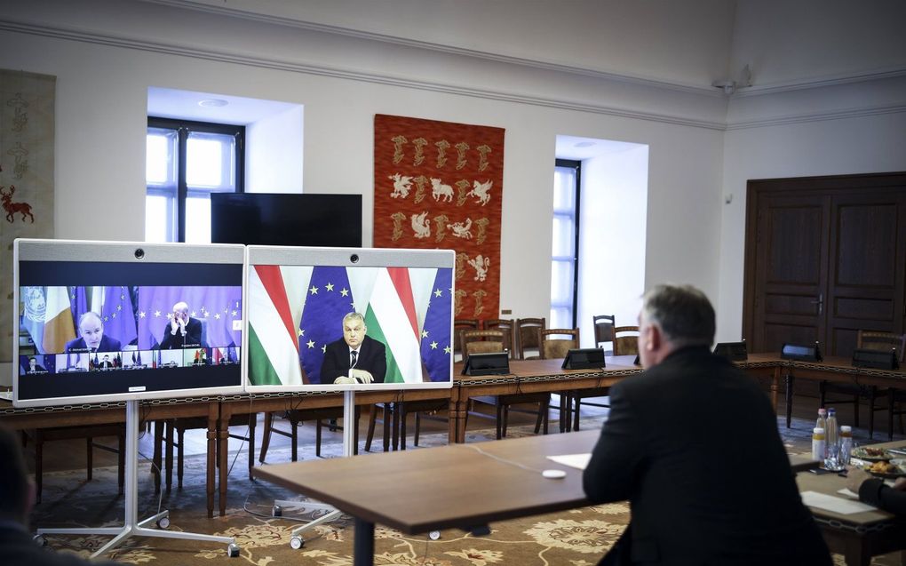 Premier Orban (r.) via een videoverbinding in gesprek met Charles Michel. beeld EPA, ZOLTAN FISCHER