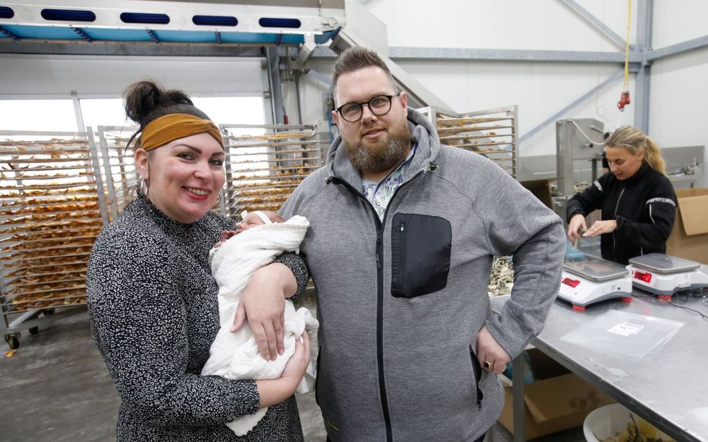 Gert en Wilhelmina Bakker met dochter, Hannah Jacoba in hun bedrijf, PetFish. beeld VidiPhoto