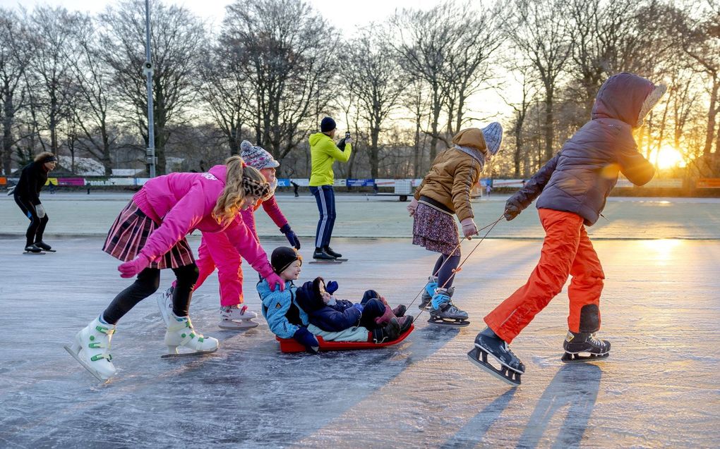 IJspret op natuurijs. De Doornsche IJsclub heeft als een van de eerste de ijsbaan kunnen openen voor schaatsers. beeld ANP ROBIN VAN LONKHUIJSEN