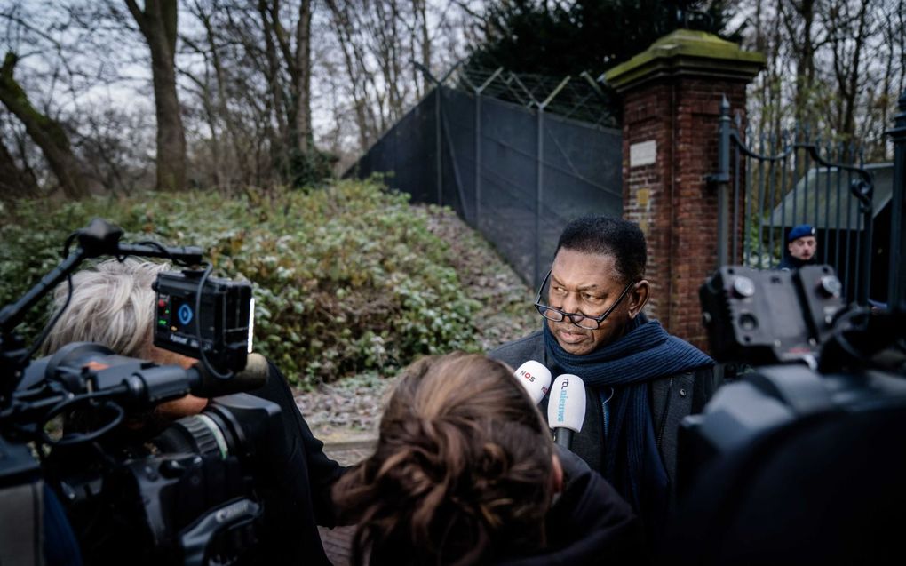 Armand Zunder, voorzitter Nationale Reparatie Commissie Suriname, arriveert bij het Catshuis voor een sessie over excuses die het kabinet wil maken over het slavernijverleden. beeld ANP, Bart Maat