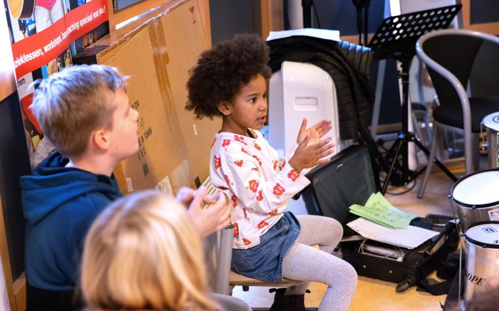 Kinderen krijgen les in slagwerk tijdens de lessen Algemene Muzikale Vorming. beeld Dirk Hol