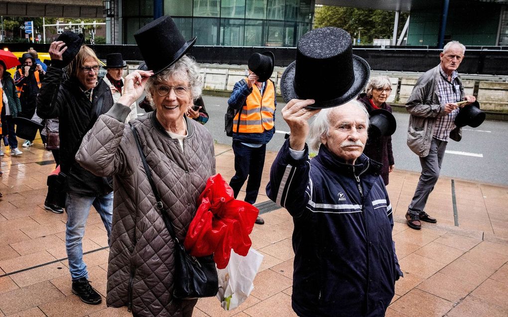 Na de zitting in oktober verzamelden zo’n honderd leden van de Coöperatie Laatste Wil zich bij het Paleis van Justitie in Den Haag. Daar lichtten zij demonstratief hun hoed om zo te protesteren tegen de regels rond hulp bij zelfdoding. beeld ANP, Jeffrey Groeneweg