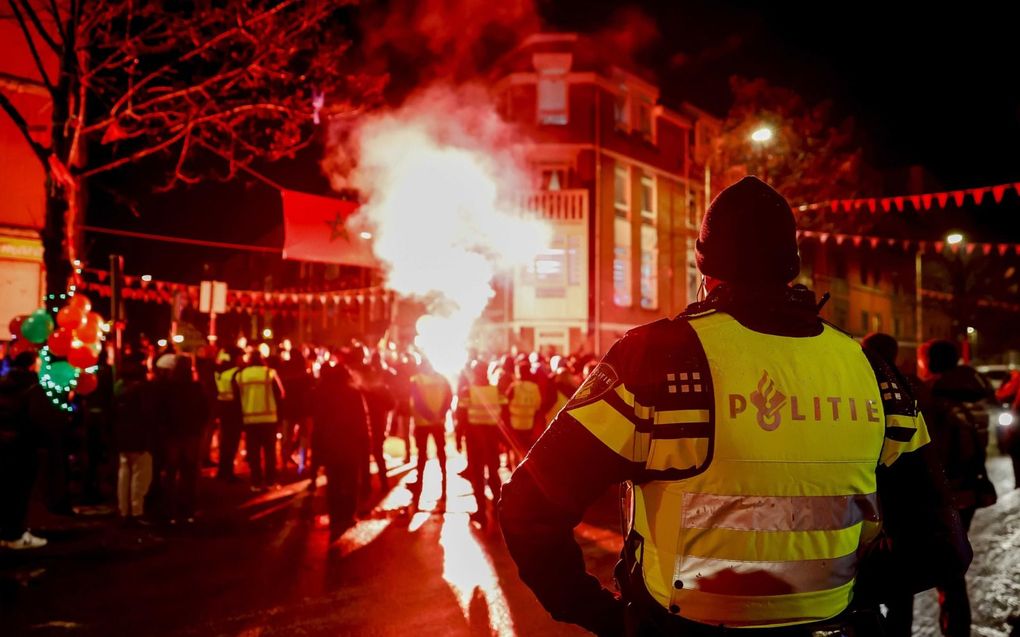 Rookgordijn in Den Haag; politie kijkt toe. beeld ANP, Remko de Waal