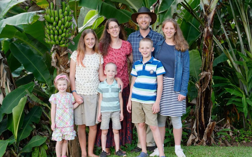 Familie Pauw. V.l.n.r.: Lois, Ruth, Josia, Erna, Michel, Obadja en Hannah.  beeld Familie Pauw