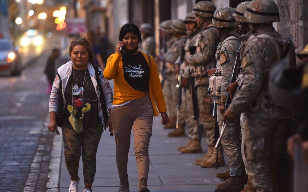 Militairen beveiligen de straten in het centrum van de stad Arequipa. beeld EPA, Jose Sotomayor