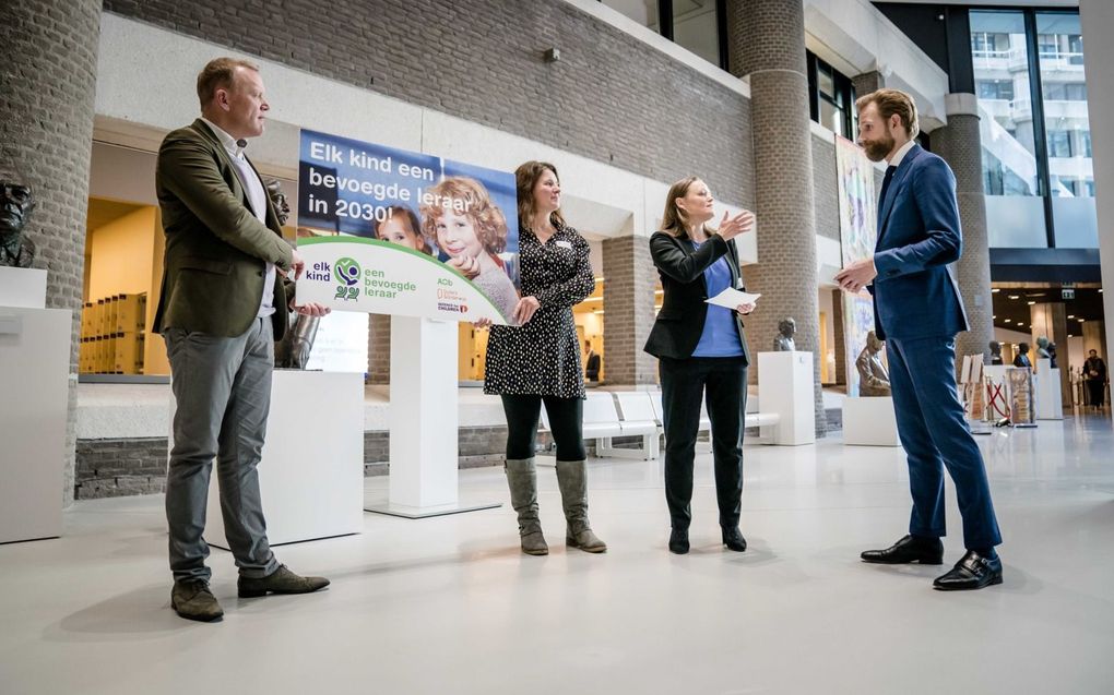 Minister Wiersma (r.) neemt donderdag, voor aanvang van een debat over het lerarentekort, een petitie in ontvangst. beeld ANP, Bart Maat