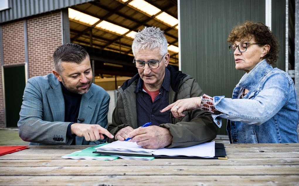 Gedeputeerde Gabriëls (l.) spreekt van een vacuüm aan regelingen, waardoor hij boeren niets kan bieden. beeld ANP, Rob Engelaar