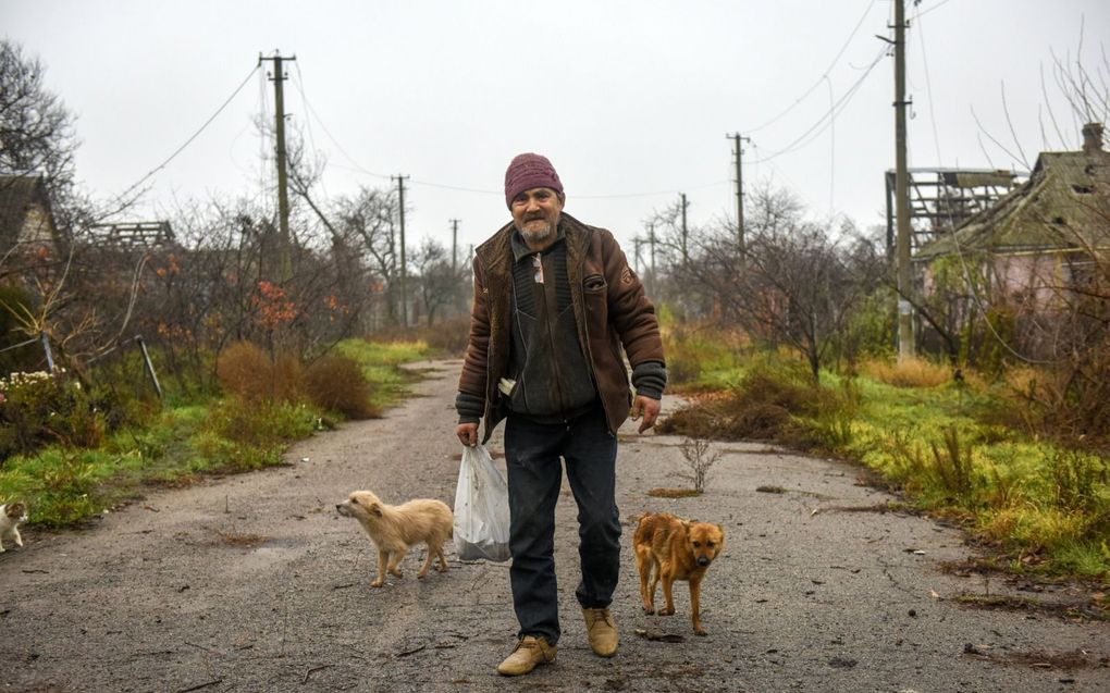 Viktor, een inwoner van Posad-Pokrovske, wandelt door de straten van zijn Oekraïense dorp. Geen huis is er nog heel. beeld EPA, Oleg Patrasyu