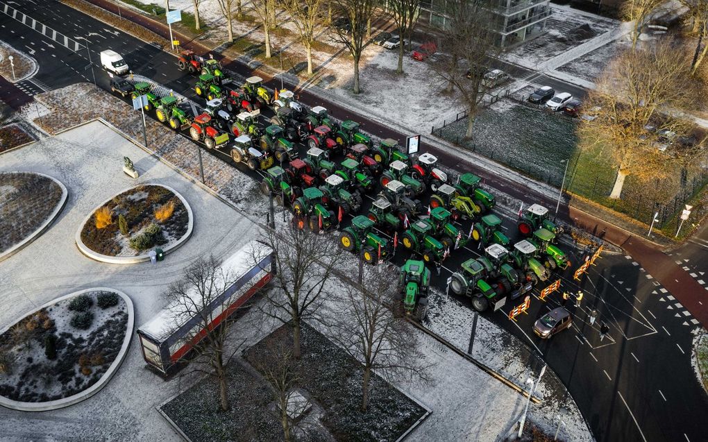 Een dronefoto van trakteren bij het provinciehuis van Noord-Brabant waar boeren demonstreren uit naam van Farmers Defence Force. beeld ANP ROB ENGELAAR