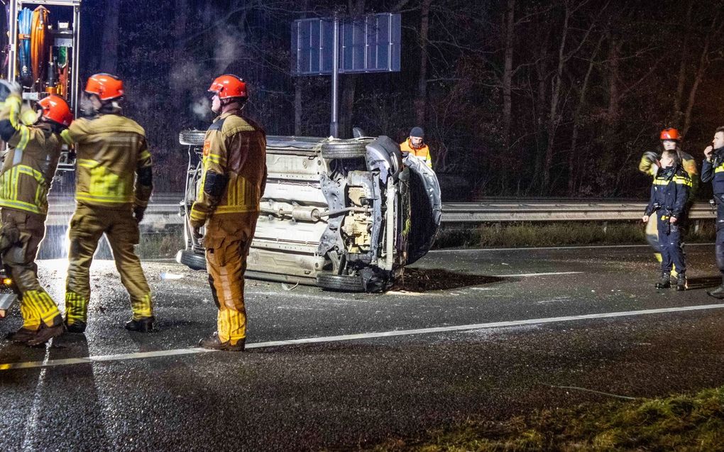 Een auto is op de zijkant beland op de A58. beeld ANP, VENEMA MEDIA