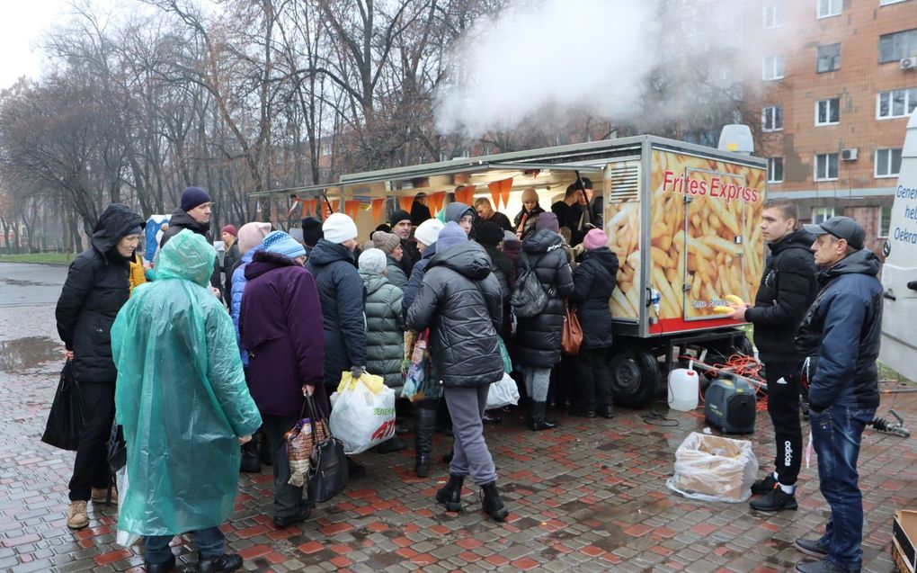 Oekraïners staan op een plein in Poltava in de rij voor een warme maaltijd. beeld Hemich Lubberts