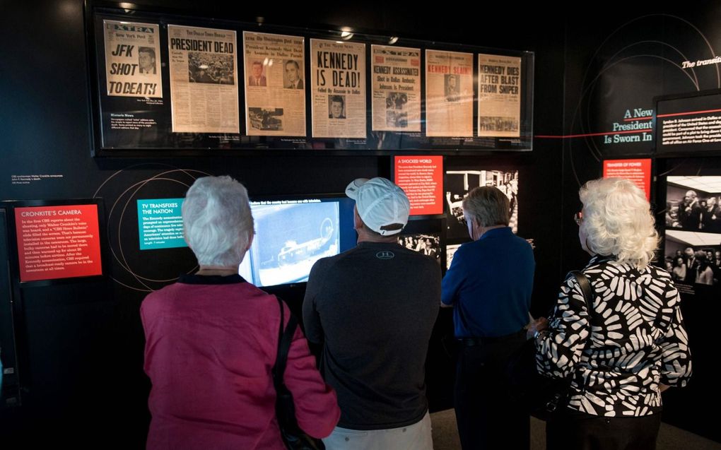 Bezoekers bekijken de krantenberichten over de moord op John F. Kennedy in het Newseum in Washington. Afgelopen week werden 13.000 documenten vrijgegeven die betrekking hebben op de aanslag. beeld AFP, Brendan Smialowski.