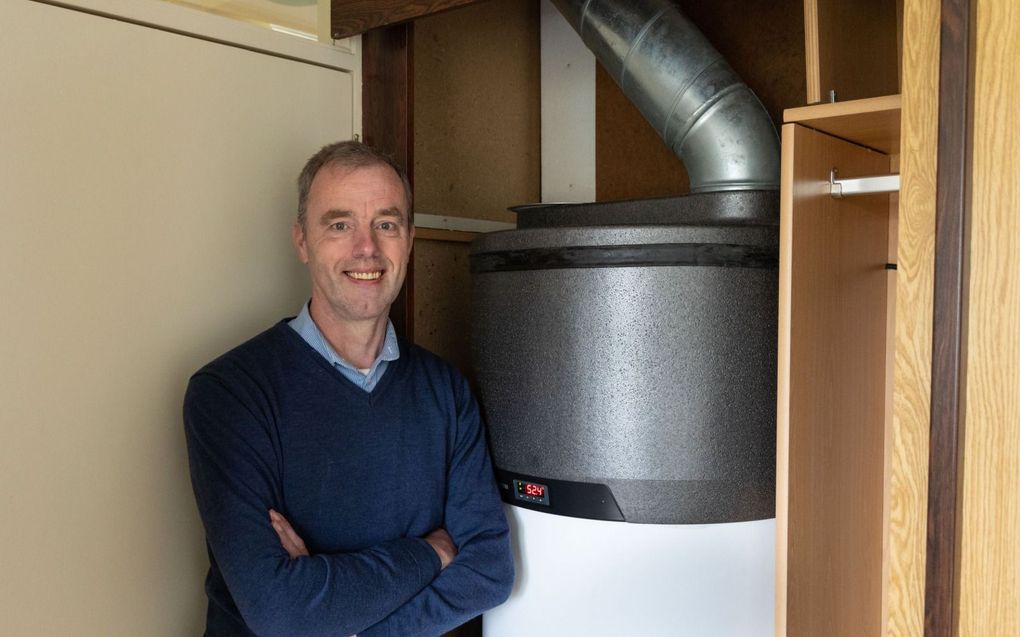 Johan Verweij in Boskoop bij de warmtepomp in de slaapkamer. beeld RD, Anton Dommerholt