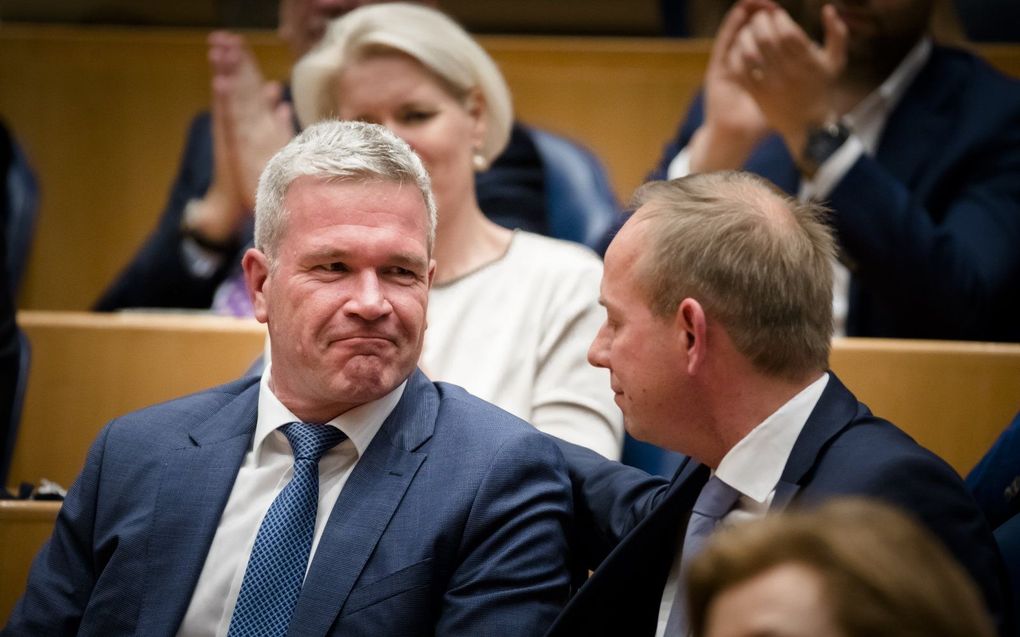 Elbert Dijkgraaf (SGP) en Kees van der Staaij (SGP) tijdens het afscheid van Dijkgraaf in de Tweede Kamer. beeld ANP, Bart Maat