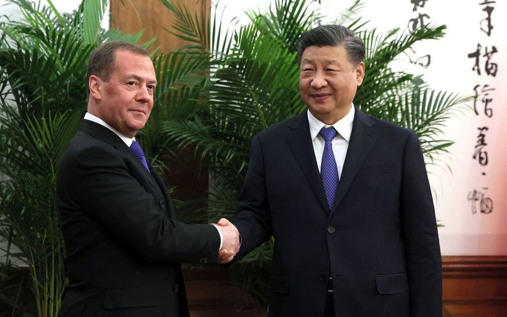 De Chinese president Xi Jinping en de Russische oud-president Dmitri Medvedev. beeld AFP, Yekaterina Shtukina