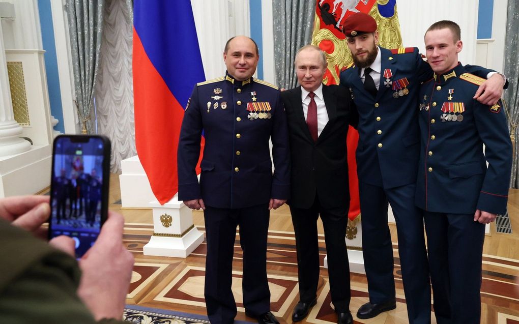 De Russische president Poetin poseert met militairen. beeld EPA, Valery Sharifulin