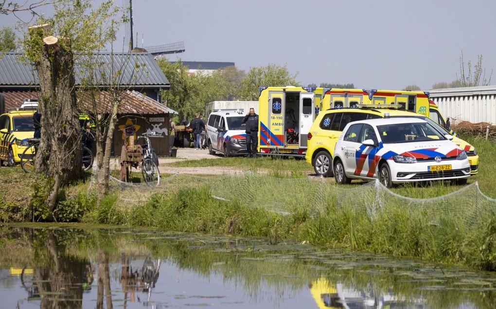 Bij een schietpartij op een zorgboerderij in Alblasserdam op 6 mei vallen twee doden en twee zwaargewonden. Voorafgaand aan het schietincident bedreigt schutter John S. zijn ex, die als cliënt op de zorgboerderij werkt. Als de politie S. oppakt, blijkt dat hij enkele dagen voor de schietpartij schoenmaker en oprichter van RefoAnders Johan Quist heeft omgebracht. beeld ANP, Sem van der Wal