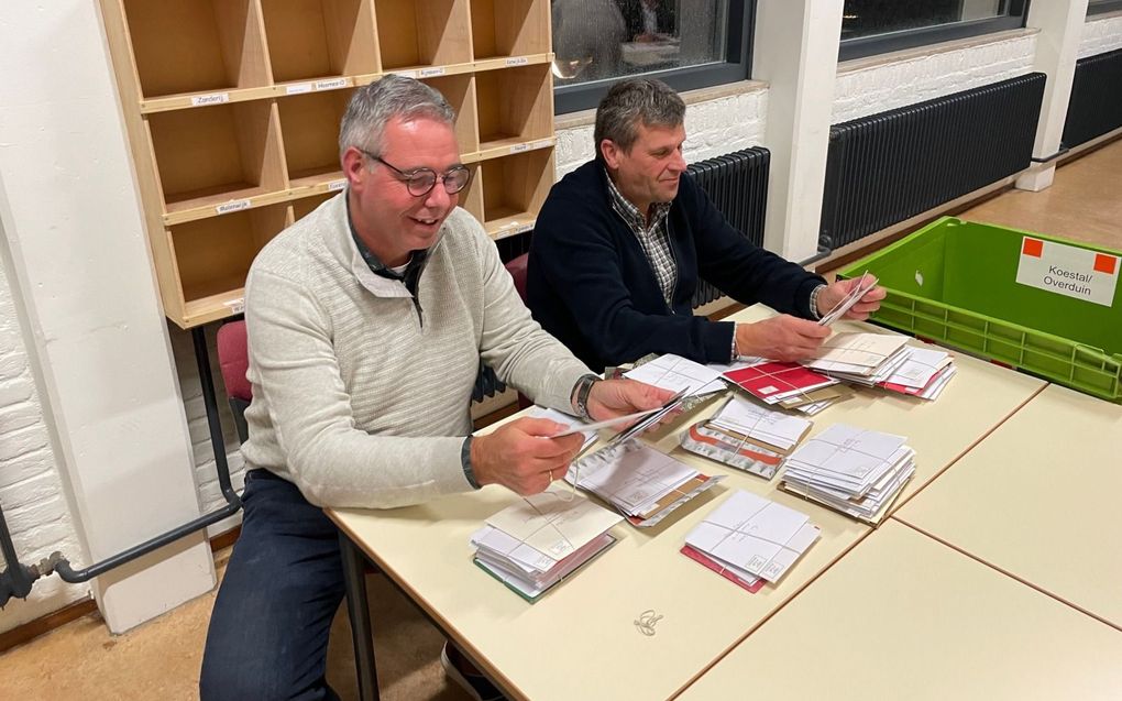 Vrijwilligers sorteren de binnengekomen post. beeld Jan Scholten