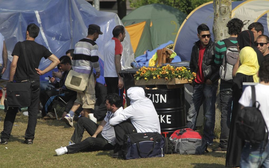 Uitgeprocedeerde asielzoekers zitten in een tentenkamp in Ter Apel. In de zomer komt naar buiten dat een grote groep van zo’n 250 tot 300 vluchtelingen noodgedwongen buiten het asielzoekerscentrum moet slapen, vanwege een tekort aan slaapplekken op de opvanglocatie. Er komt flinke maatschappelijke kritiek op de ernstige problematiek in Ter Apel. beeld ANP, Catrinus van der Veen