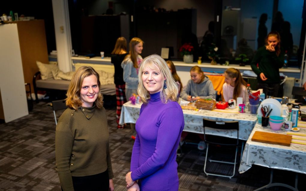 Irma Kroon (l.) en Mirjam Ligthart met achter hen Oekraïense kinderen, in de gemeentelijke opvanglocatie in Sliedrecht. beeld Cees van der Wal