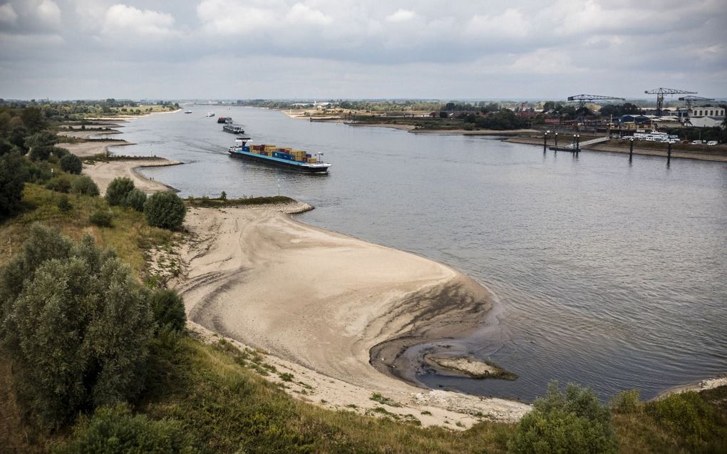 De waterstand in de Rijn daalt bij Lobith, waar de rivier ons land binnenkomt, naar 6,48 meter boven NAP: een nieuw laagterecord. Nederland kampt in juli met een watertekort na een periode van aanhoudende droogte. beeld ANP, Rob Engelaar