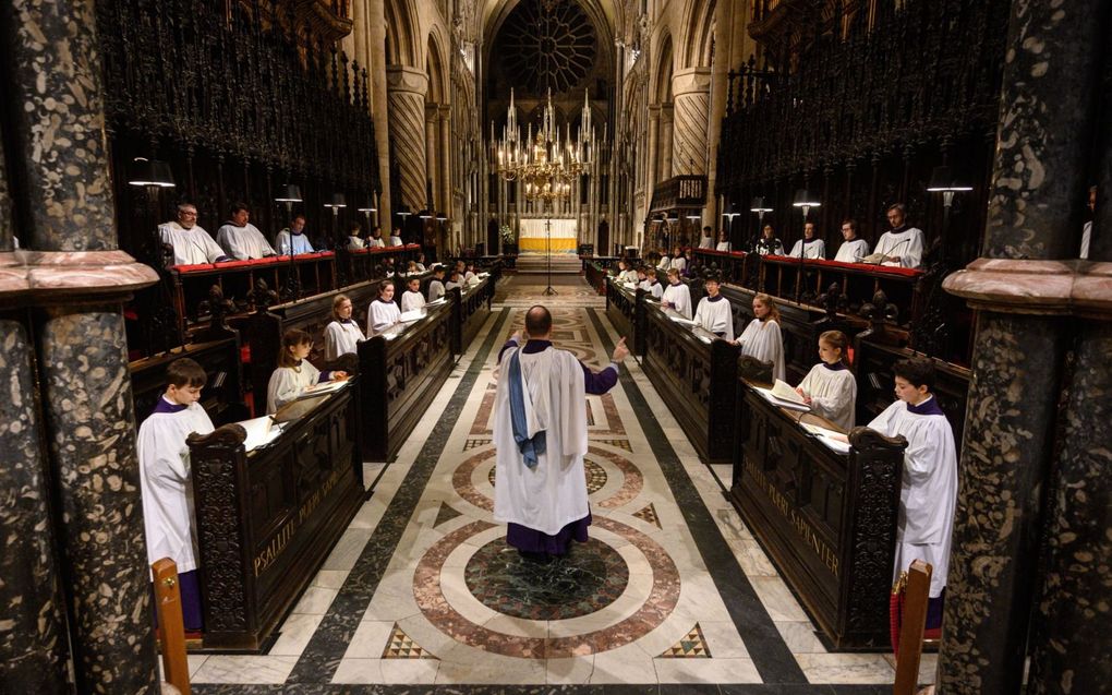 Het koor van de kathedraal van Durham, in Noord-Engeland, oefent voor een Festival of Lessons and Carols op kerstavond. beeld AFP, Oli Scarff