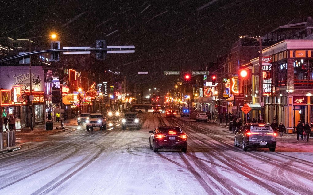 Sneeuw valt op Broadway, een populaire toeristenstraat in Nashville, Tennessee. beeld AFP, SETH HERALD