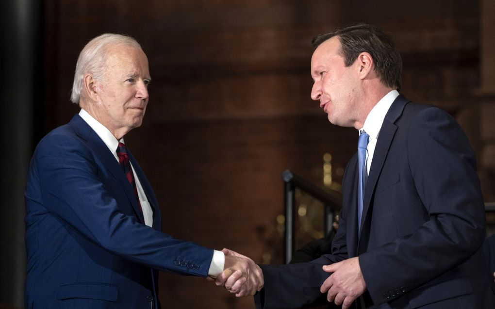 Democratisch senator Chris Murphy (r.) vindt dat je heel voorzichtig moet zijn met het vervolgen van oud-presidenten. beeld EPA, Chris Kleponis