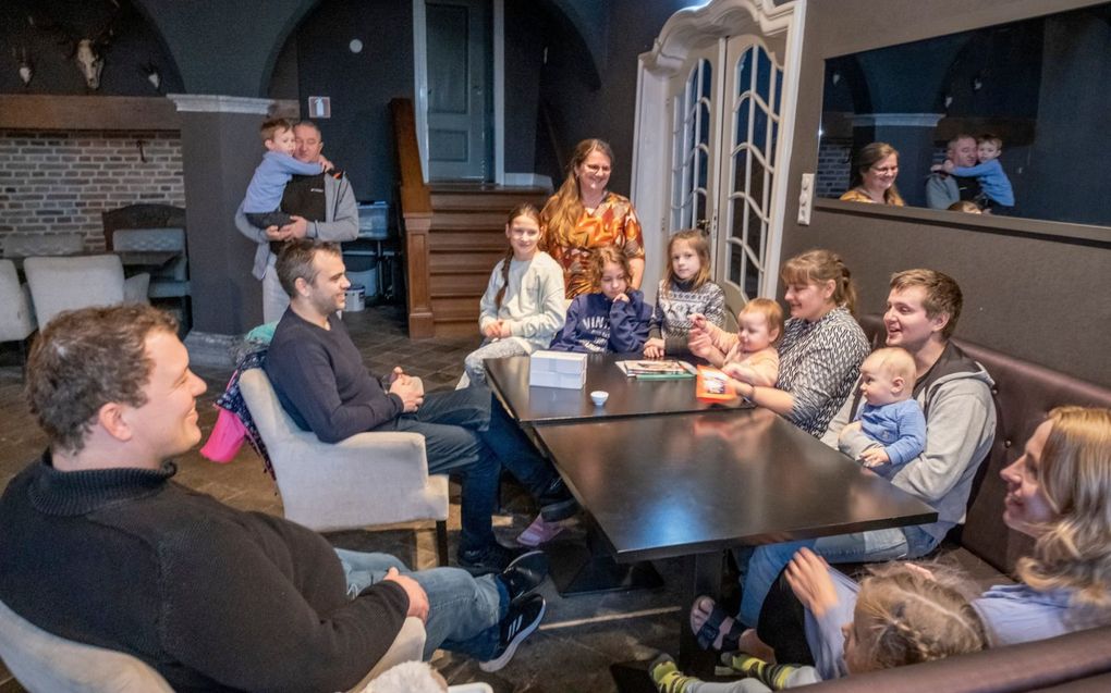 Evert van Dijke (l.) te midden van Oekraïense vluchtelingen in het oude raadhuis in Sint-Maartensdijk. beeld Dirk Jan Gjeltema