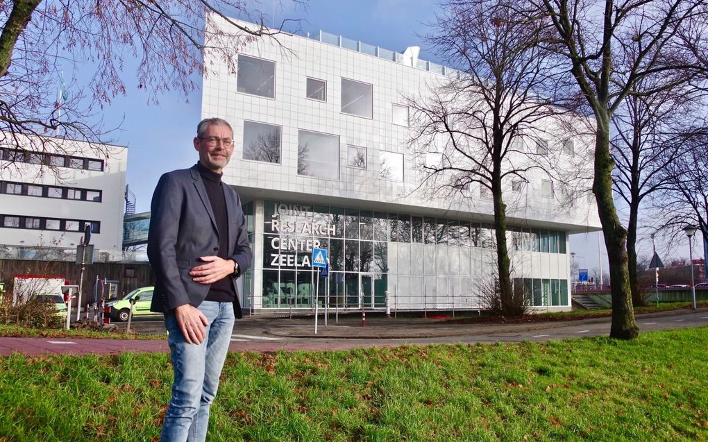 Manager Leo Blok van het Joint Research Center Zeeland voor het gebouw in Middelburg. beeld Van Scheyen Fotografie