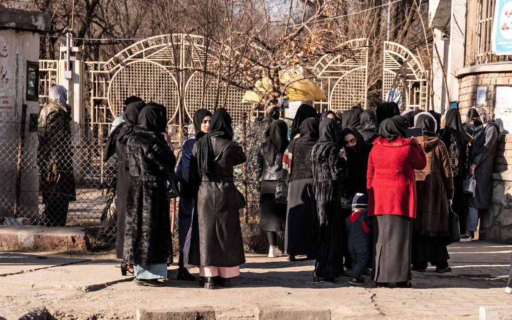 Bewakers van de taliban ontzeggen vrouwen de toegang tot een universiteit in de Afghaanse hoofdstad Kabul. beeld AFP, Wakil Kohsar