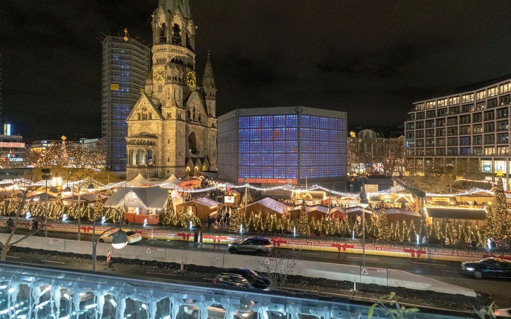 De kerstmarkt in Berlijn is, na een aanslag in 2016, rondom beveiligd met een staalconstructie. beeld epd-bild, Rolf Zoellner