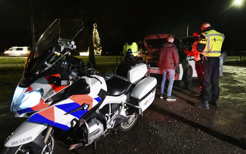 Politieagenten voeren een vuurwerkcontrole uit. beeld ANP, Piroschka van de Wouw