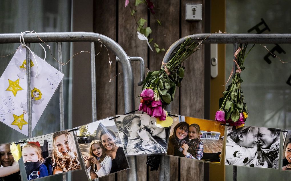 Bloemen en knuffels bij de herdenkplek voor de 10-jarige Hebe en haar begeleider Sanne bij het Hebehuis op de dag van de uitvaart van Hebe. beeld ANP REMKO DE WAAL