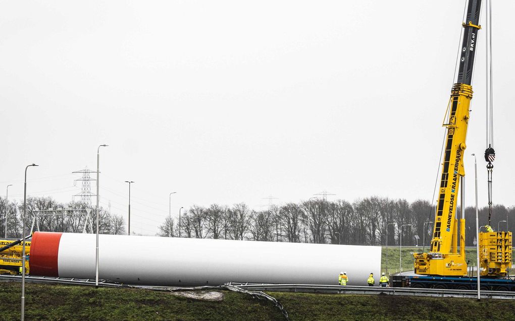 Een enorm onderdeel van een windmolen werd woensdag van de snelweg getakeld. Het stuk blokkeerde een knooppunt van de A1 en de A50 bij Apeldoorn. Het onderdeel raakte los bij vervoer. beeld ANP, Roland Heitink