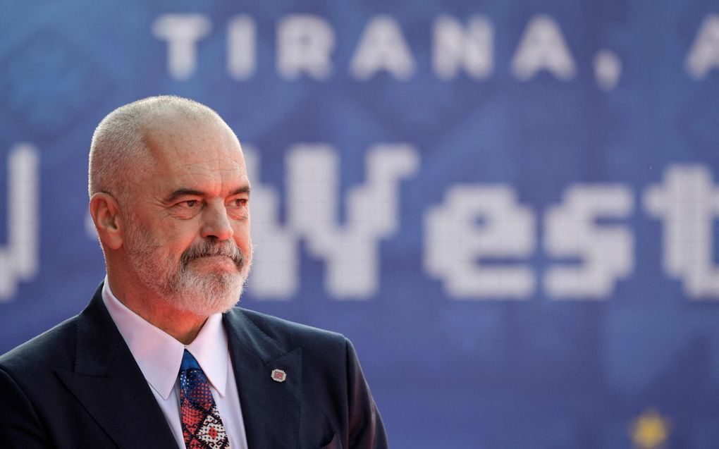 De premier van Albanië, Edi Rama, wacht om EU-leiders te verwelkomen voor de EU-Westelijke Balkan Top in Tirana. beeld AFP, Ludovic Marin