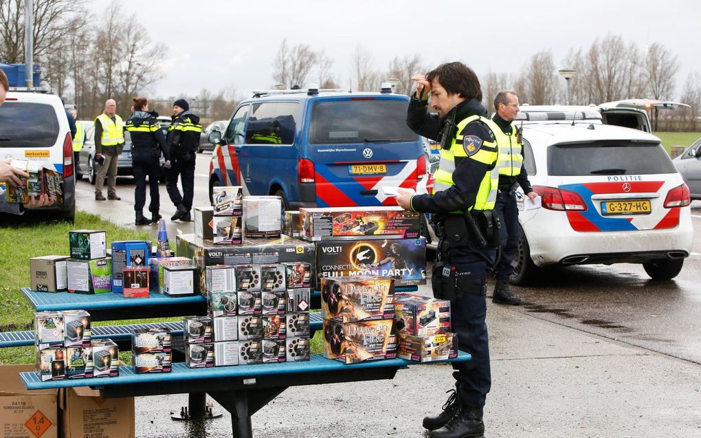 De politie hield donderdag in de grensstreek nabij Zevenaar een vuurwerkcontrole. beeld VidiPhoto