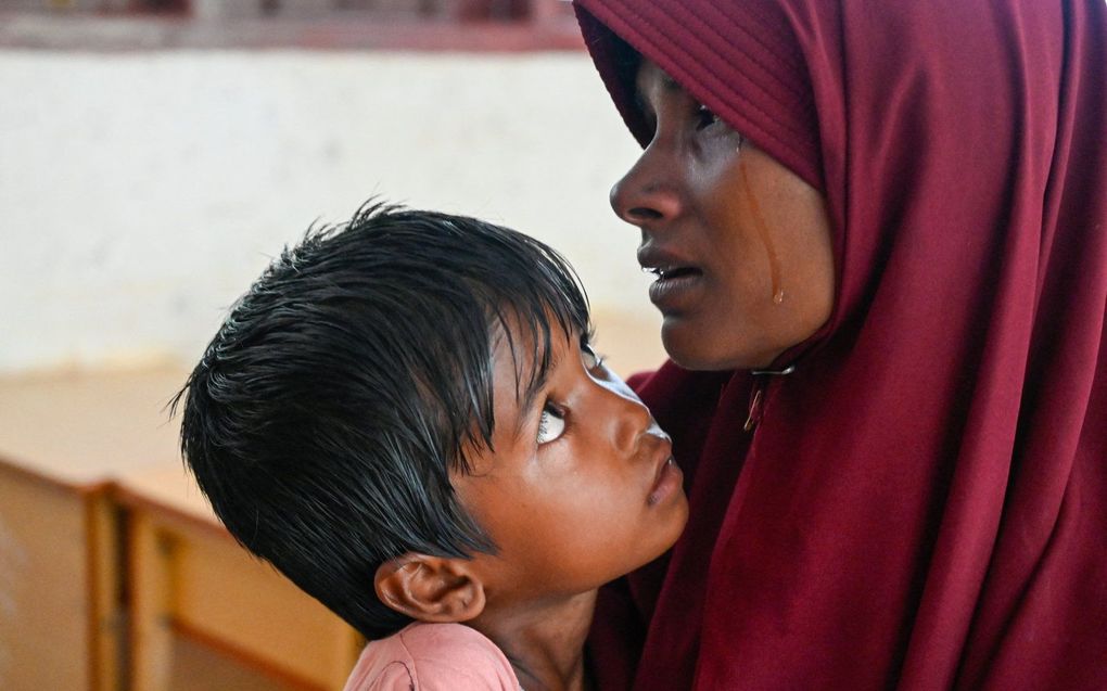 Een Rohingya-vluchteling huilt als ze aankomt in het Indonesische Atjeh waar ze zich registreert om in een vluchtelingenkamp te verblijven. Beeld AFP, CHAIDEER MAHYUDDIN