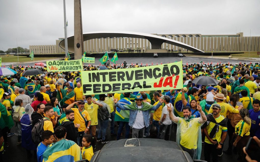 Aanhangers van vertrekkend president Bolsonaro protesteren al weken voor Braziliaanse legerbases. Ze willen dat het leger de beëdiging van de nieuwgekozen president Lula voorkomt. beeld AFP, Sergio Lima