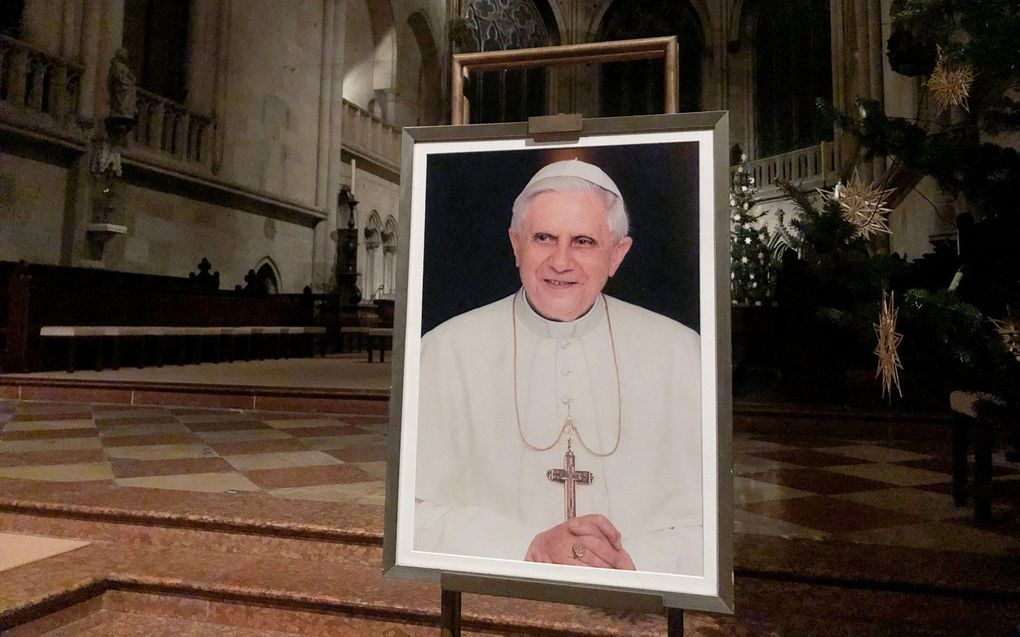 Foto van de voormalige paus in een kerk in Regensburg. beeld AFP, Florian CAZERES