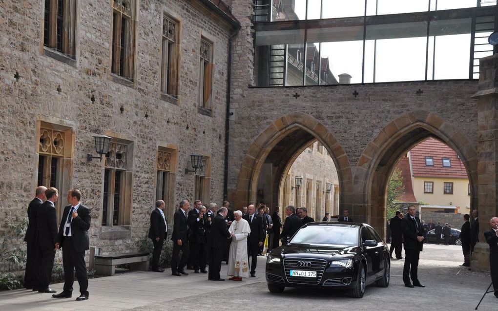 Aankomst van Paus Benedictus XVI in 2011 bij het Augustijnerklooster in de Duitse stad Erfurt, waar Maarten Luther een tijdje woonde. De paus sprak waarderende woorden over Luther, maar de Rooms-Katholieke Kerk ging niet zover om de zestiende-eeuwse kerkhervormer in ere te herstellen. beeld RD