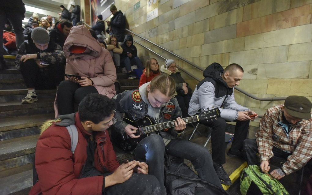 Inwoners van Kiev schuilen in een metrostation tijdens een luchtaanvalalarm. beeld EPA, OLEG PETRASYUK