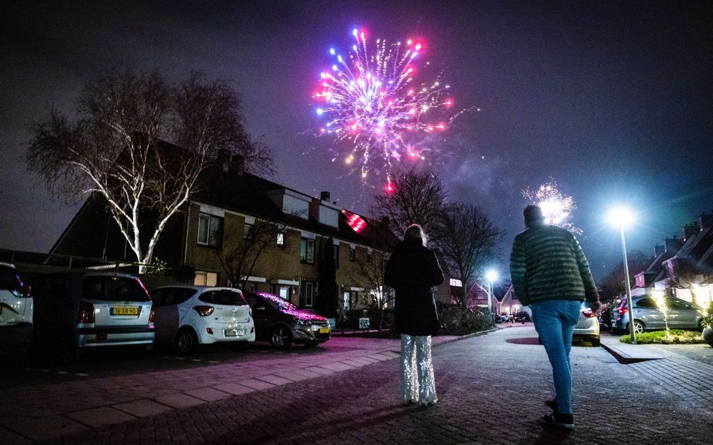 Buurtbewoners vieren gezamenlijk de jaarwisseling in Maasdam. Beeld ANP, JEFFREY GROENEWEG