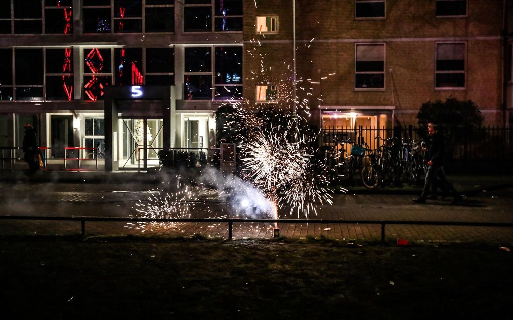 Vuurwerk in het centrum van Amsterdam, ondanks het vuurwerkverbod. beeld ANP, EVA PLEVIER