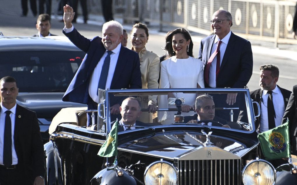 Lula da Silva rijdt in een open auto rond na zijn inauguratie. beeld AFP, EVARISTO SA