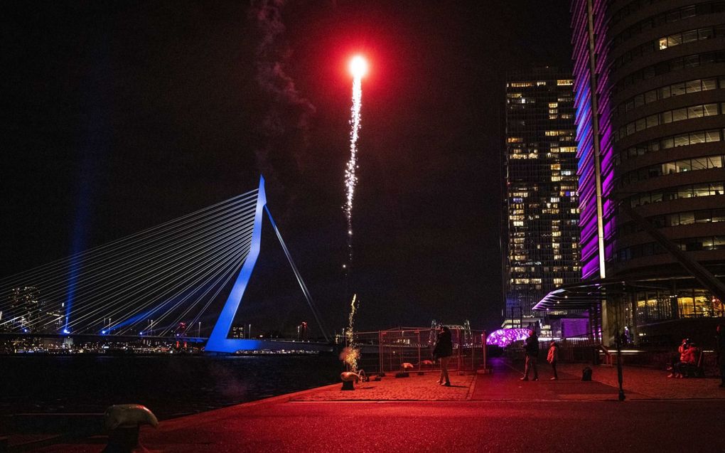 Vuurwerk bij de Erasmusbrug in Rotterdam. Het Nationaal Vuurwerk bij de brug werd afgelast vanwege de harde wind. Nederlanders sloegen deze jaarwisseling voor een recordbedrag van 110 miljoen euro aan vuurwerk in. Het vorige record stond op 77 miljoen euro, in 2019. beeld ANP, Tobias Kleuver