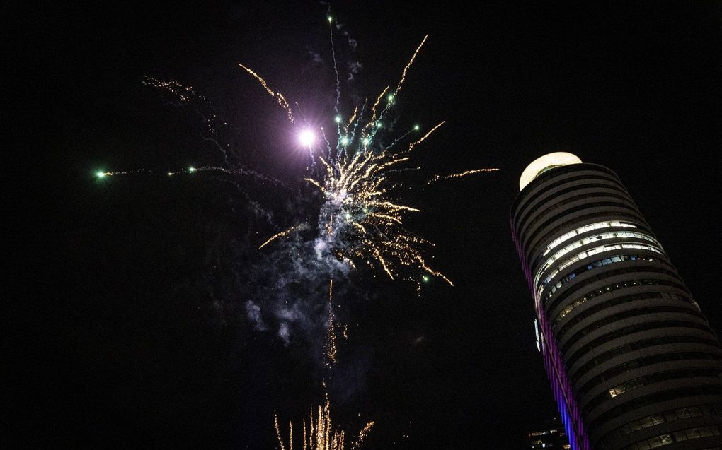 Vuurwerk in Rotterdam, ondanks het verbod. beeld ANP, TOBIAS KLEUVER