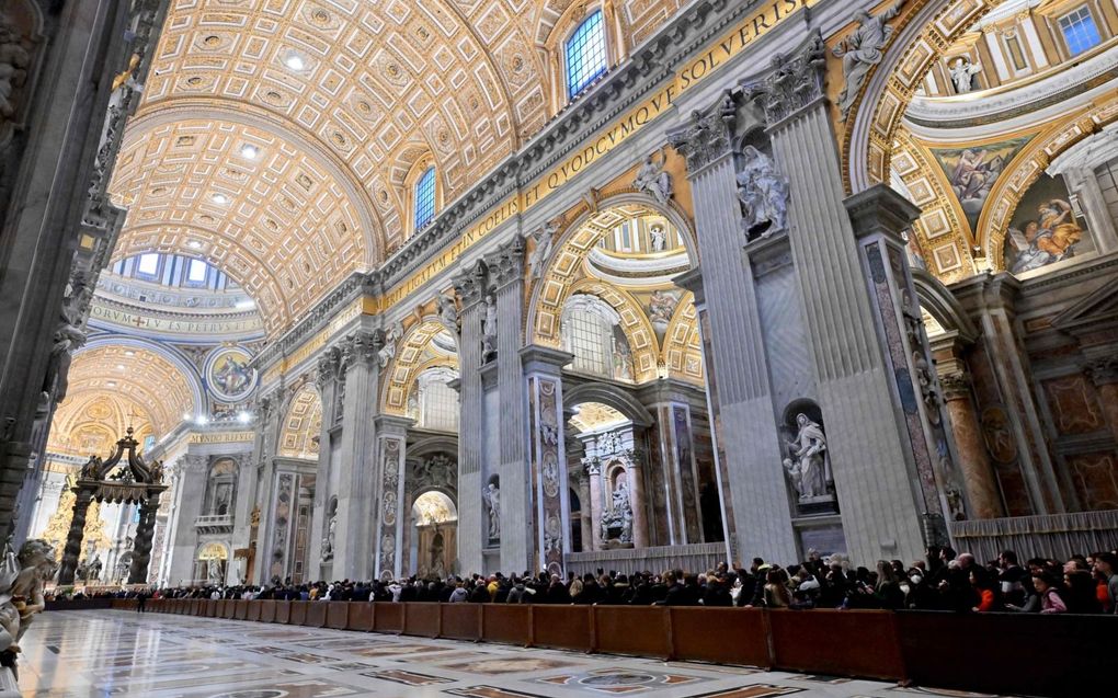 Lange wachtrijen in de Sint-Pietersbasiliek in Rome, maandag. Mensen krijgen tot woensdagavond gelegenheid om afscheid te nemen van het lichaam van de zaterdag overleden paus emeritus Benedictus XVI. beeld AFP, Filippo Monteforte