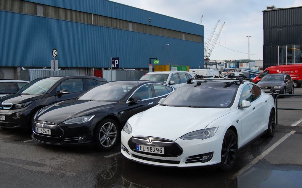 Tesla’s op een parkeerterrein in de Noorse hoofdstad Oslo. Elektrische voertuigen bepalen steeds meer het straatbeeld in Noorwegen. beeld AFP, Pierre-Henry Deshayes